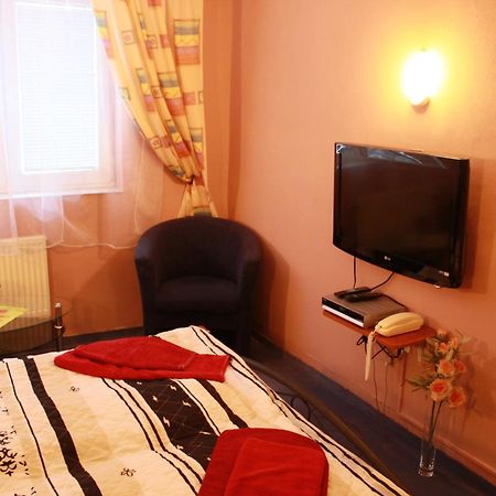 Garni Hotel Anne-Mary Πιεστάνυ Εξωτερικό φωτογραφία