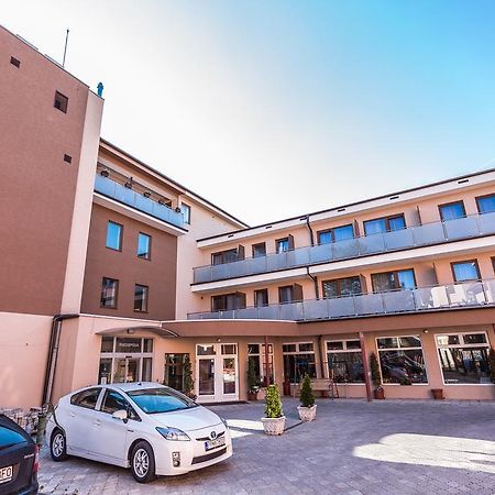 Garni Hotel Anne-Mary Πιεστάνυ Εξωτερικό φωτογραφία
