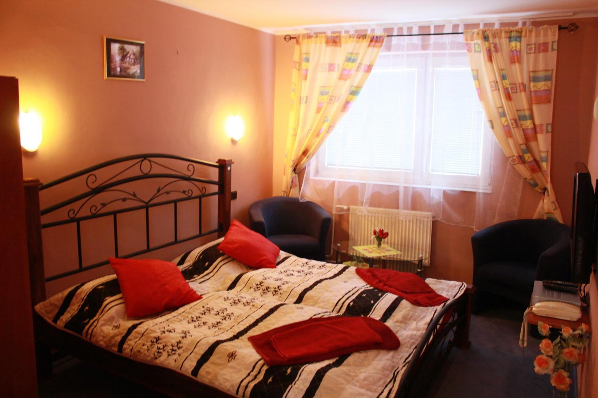 Garni Hotel Anne-Mary Πιεστάνυ Εξωτερικό φωτογραφία