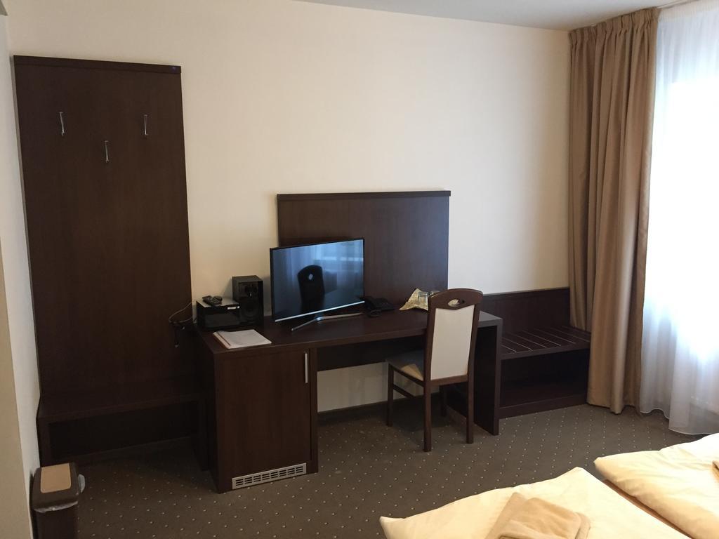 Garni Hotel Anne-Mary Πιεστάνυ Εξωτερικό φωτογραφία