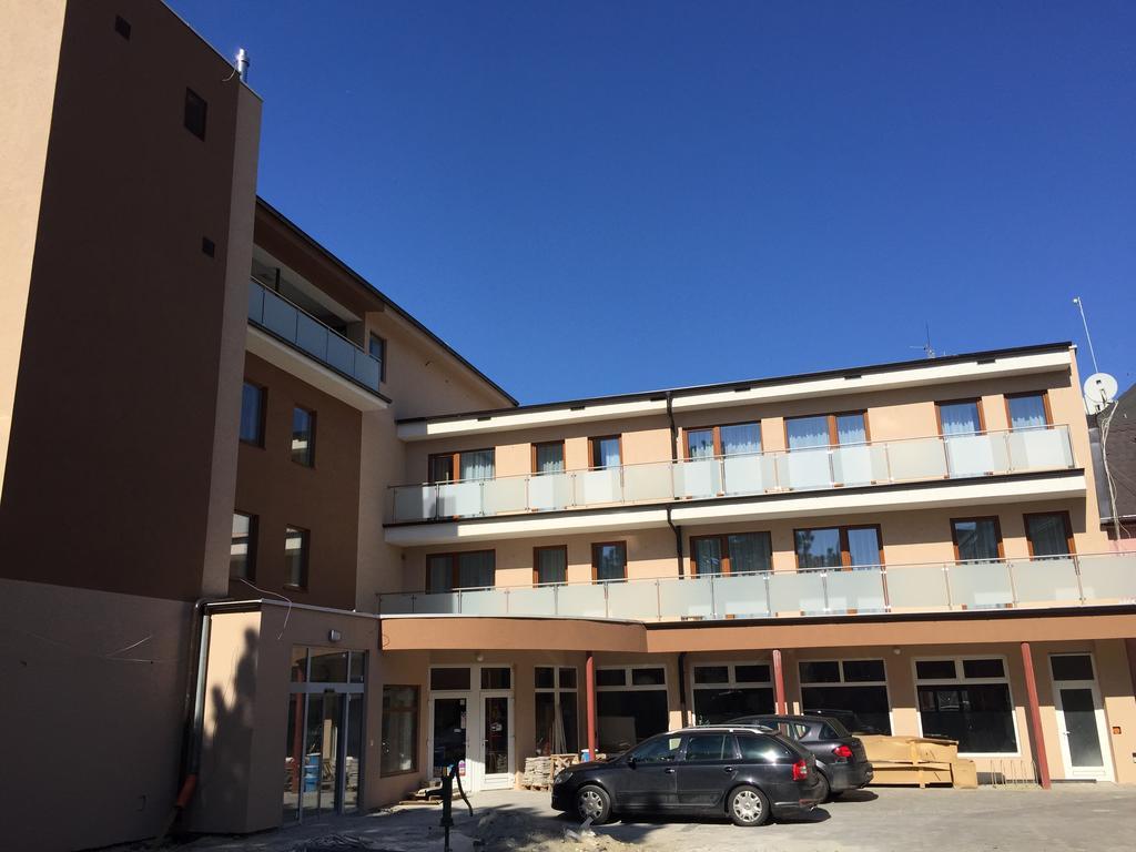 Garni Hotel Anne-Mary Πιεστάνυ Εξωτερικό φωτογραφία