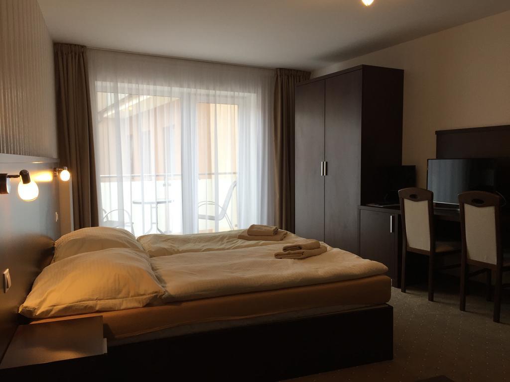 Garni Hotel Anne-Mary Πιεστάνυ Εξωτερικό φωτογραφία