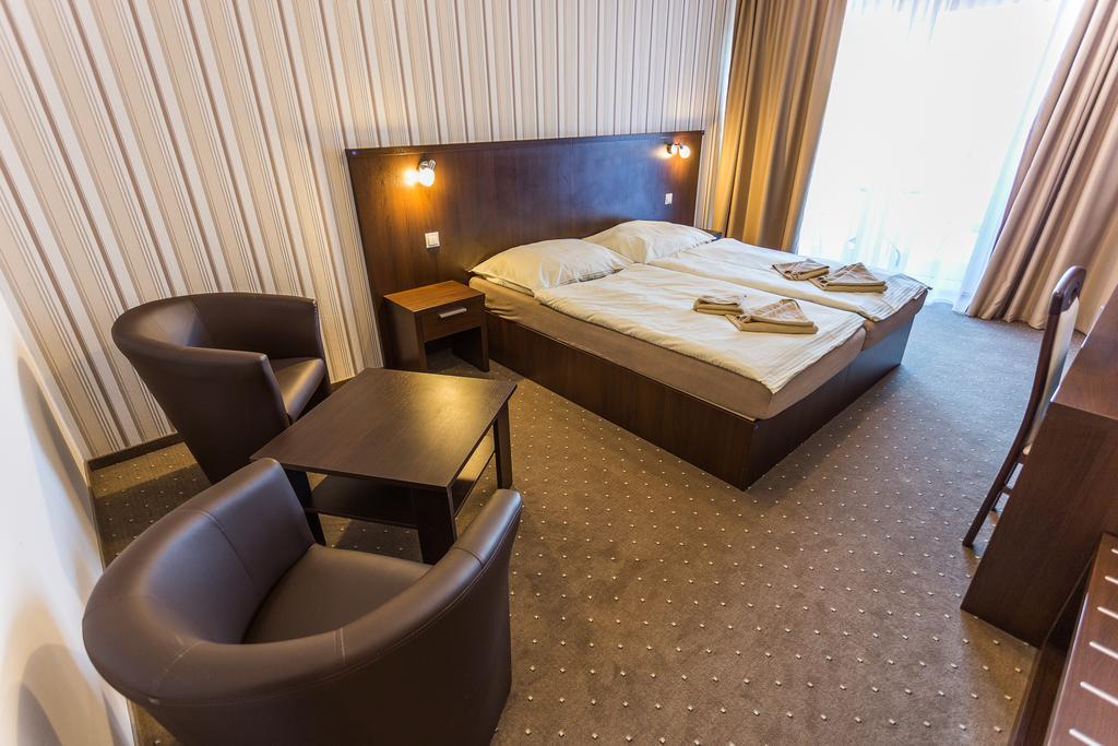 Garni Hotel Anne-Mary Πιεστάνυ Εξωτερικό φωτογραφία