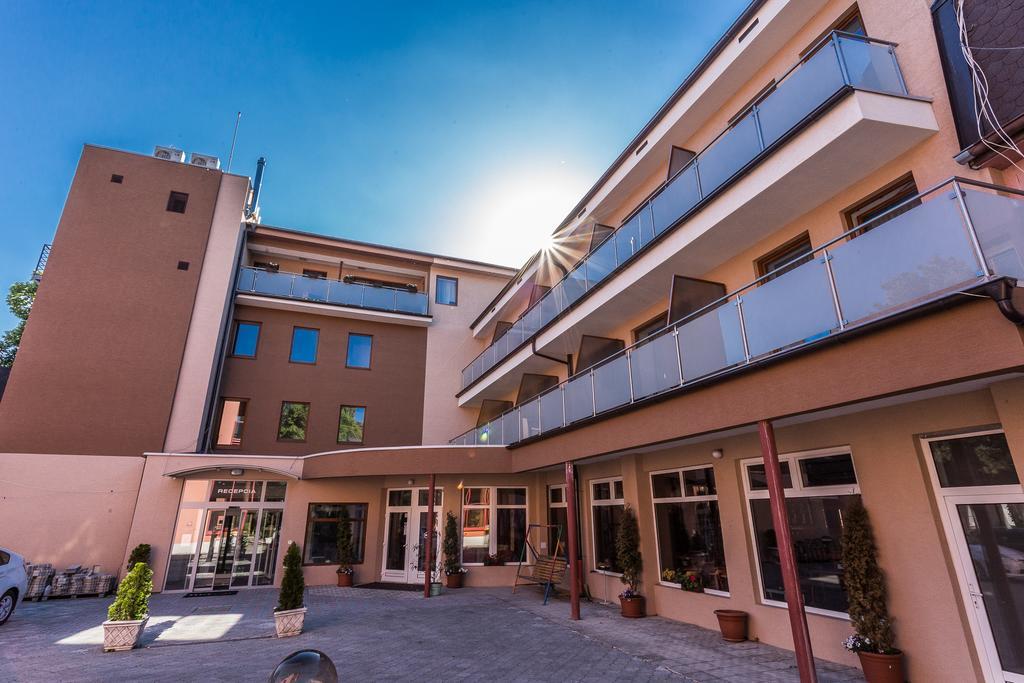 Garni Hotel Anne-Mary Πιεστάνυ Εξωτερικό φωτογραφία