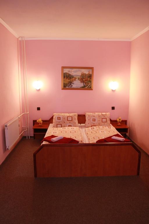Garni Hotel Anne-Mary Πιεστάνυ Εξωτερικό φωτογραφία