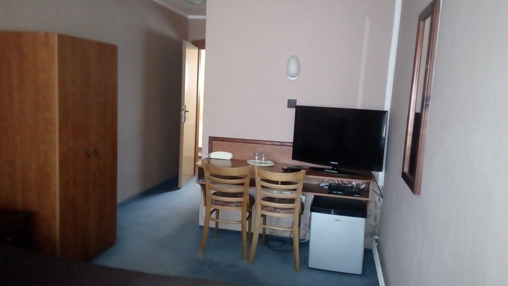 Garni Hotel Anne-Mary Πιεστάνυ Εξωτερικό φωτογραφία