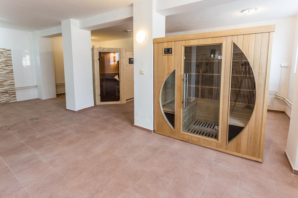 Garni Hotel Anne-Mary Πιεστάνυ Εξωτερικό φωτογραφία
