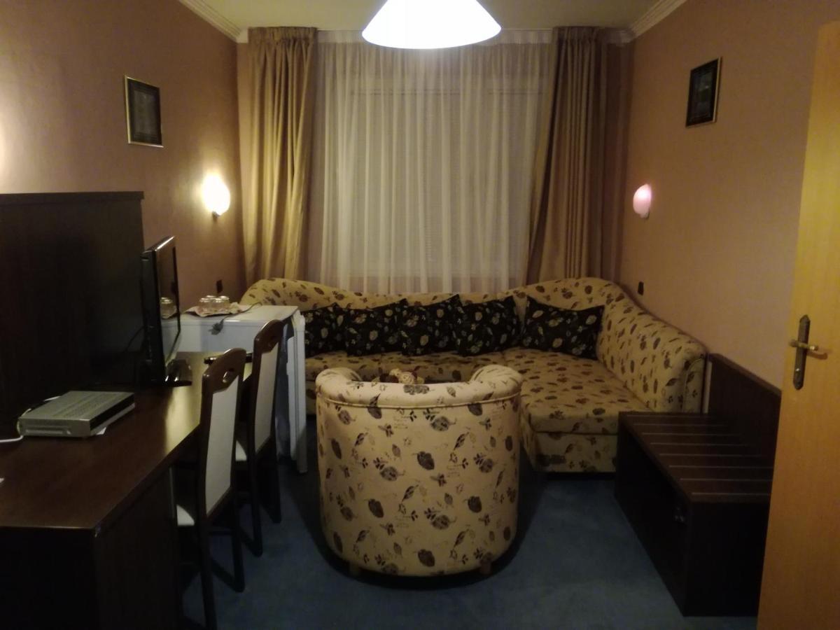 Garni Hotel Anne-Mary Πιεστάνυ Εξωτερικό φωτογραφία