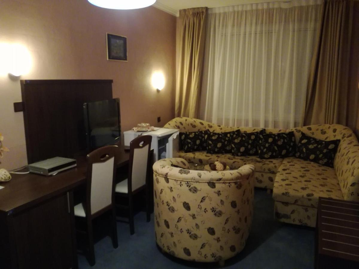 Garni Hotel Anne-Mary Πιεστάνυ Εξωτερικό φωτογραφία